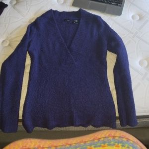 Moda international acrylic V neck. L.